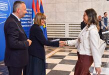 Predsednica Gojković uručila ugovore za bolje uslove stanovanja porodicama sa troje ili četvoro dece u Vojvodini