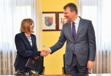 Novoimenovana predsednica Pokrajinske vlade Maja Gojković preuzela je danas dužnost od dosadašnjeg predsednika Igora Mirovića.