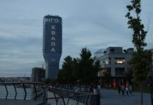 PRIJATELJI SRBIJE, HVALA VAM! Na Kuli Beograd sijaju imena 106 država koje nisu glasale za sramnu rezoluciju o Srebrenici